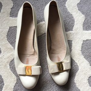 Salvatore Ferragamo Cream Bow Heels Size 6 1/2 AA